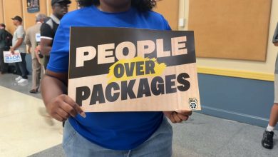 Mayor throws weight behind delivery worker bill Mayor throws weight behind delivery worker bill