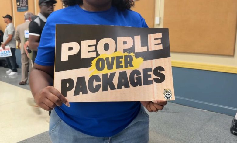 Mayor throws weight behind delivery worker bill Mayor throws weight behind delivery worker bill