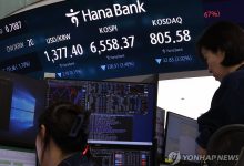 Seoul shares trim losses late Mon. morning amid tech sell-off