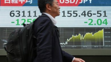 Asian stocks are mixed as yen jumps against the dollar, while oil prices slip