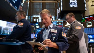 Falling oil prices help calm the stock and bond markets Falling oil prices help calm the stock and bond markets