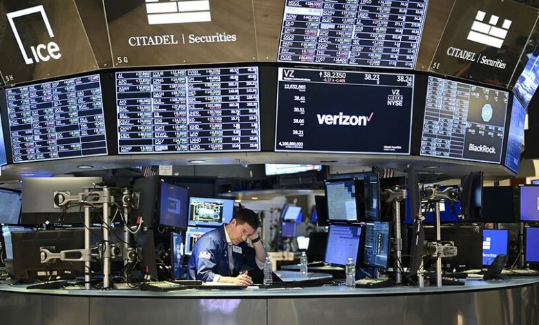 Global markets trade lower as AI pressure remains and bond yields continue to rise Global markets trade lower as AI pressure remains and bond yields continue to rise